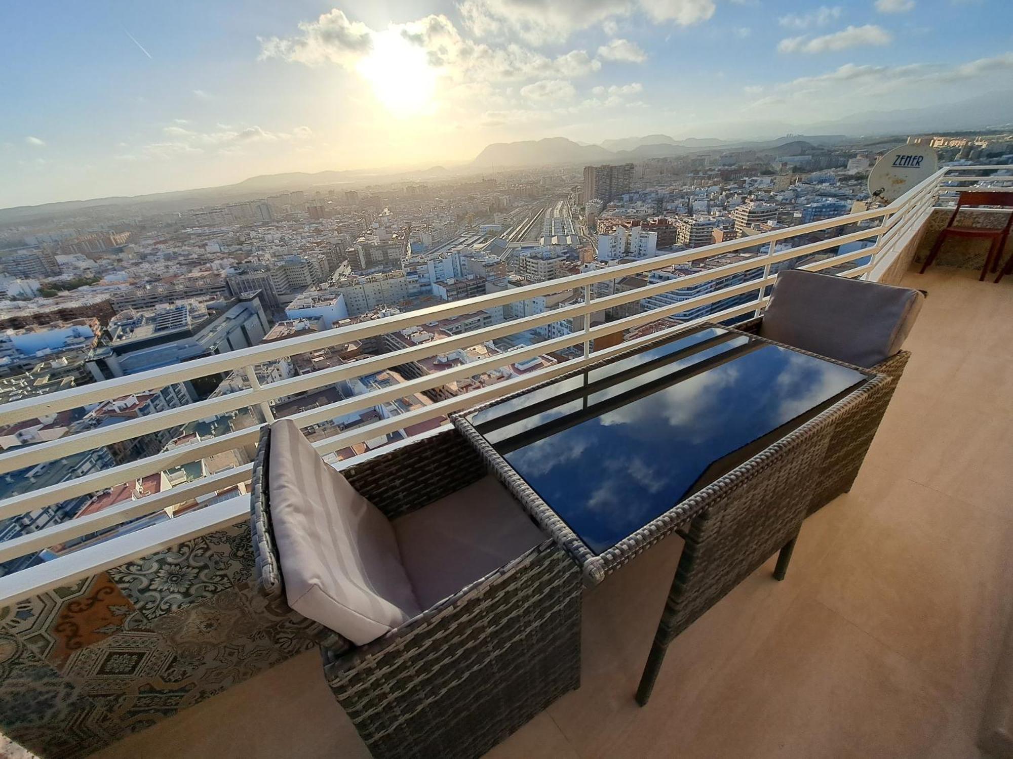 Alicante Skylights Apartments Rum bild